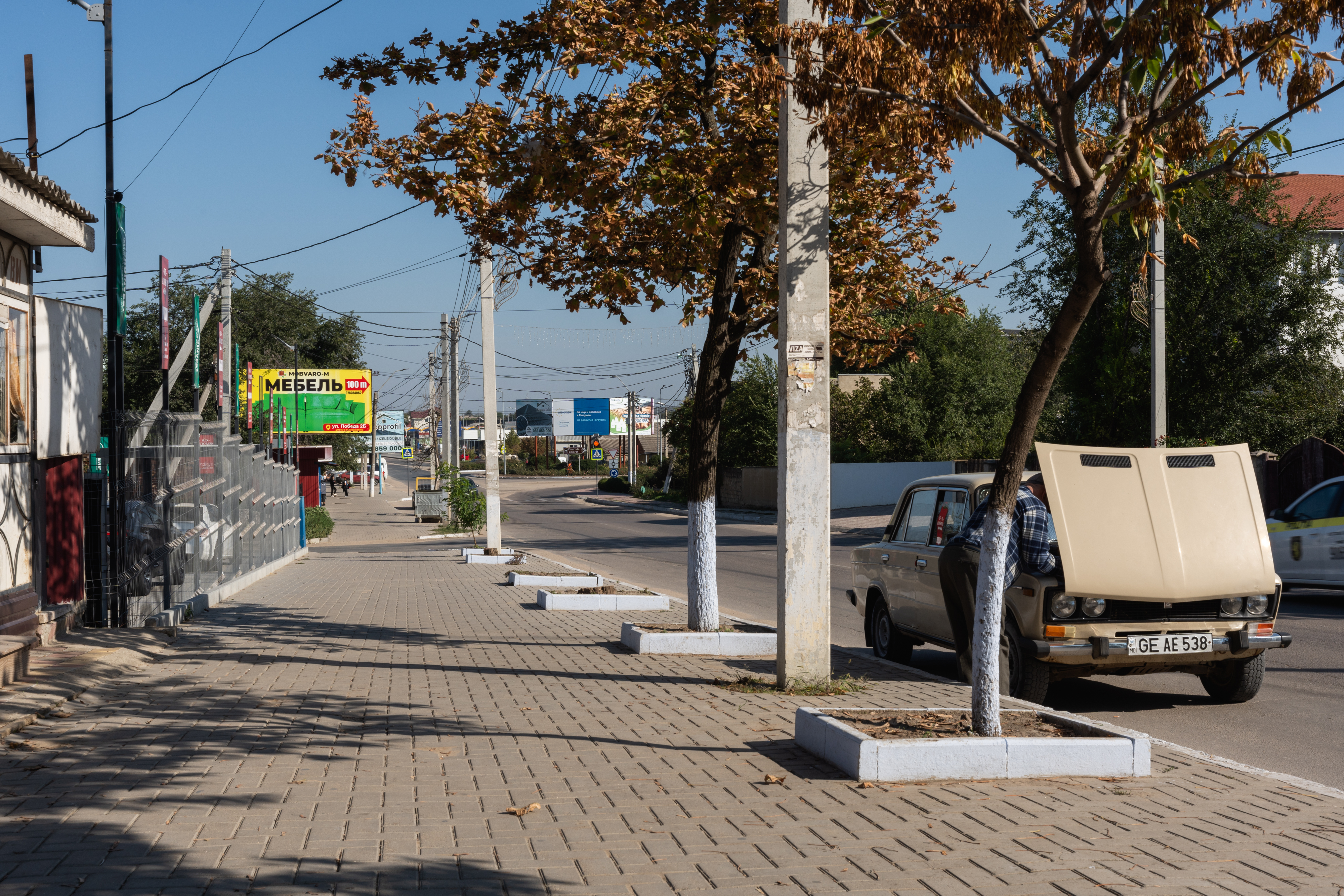 Strasse in Comrat, ein Mann schaut in die Motorhaube eines Autos