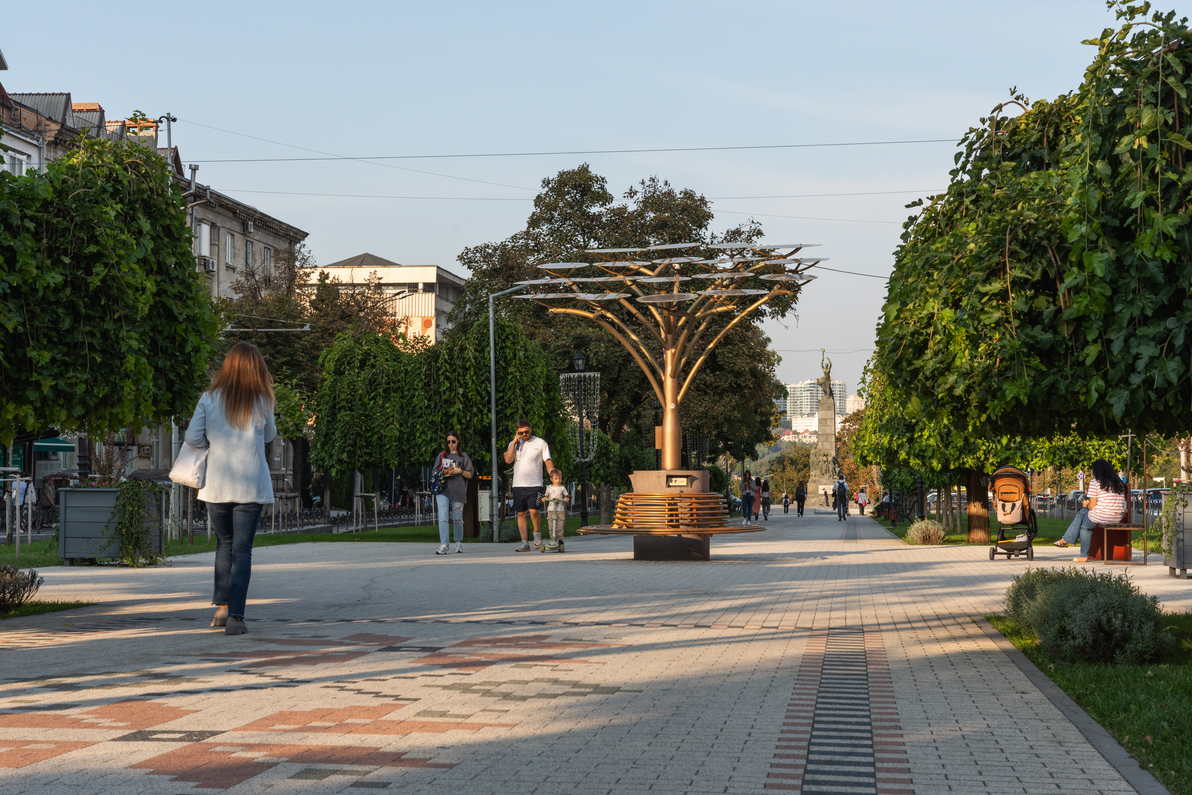 Uma praça e pessoas caminhando