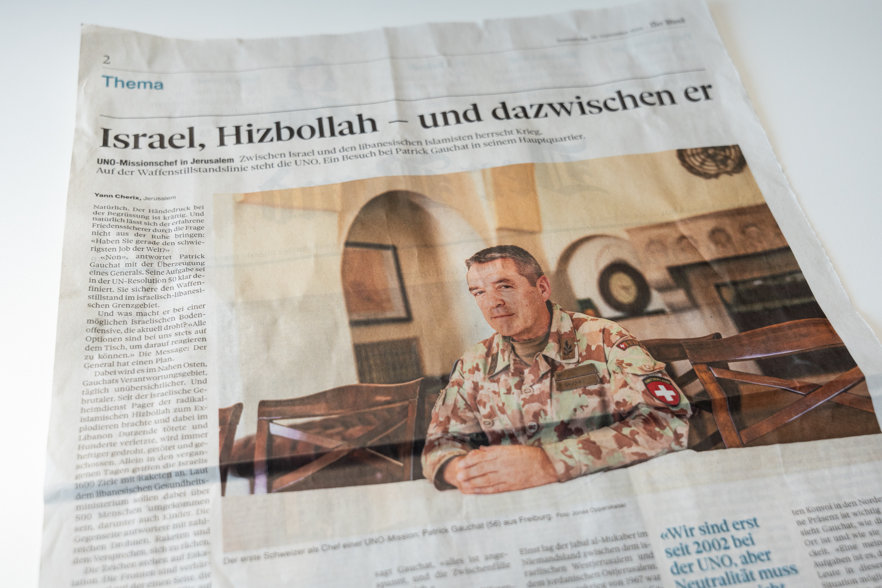 Zeitungsausschnitt mit einer Foto eines Manns in Uniform