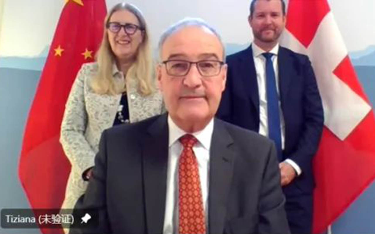 Der Schweizer Wirtschaftsminister Guy Parmelin in einem Videocall mit Chinas Handelsminister Wang Wentao.