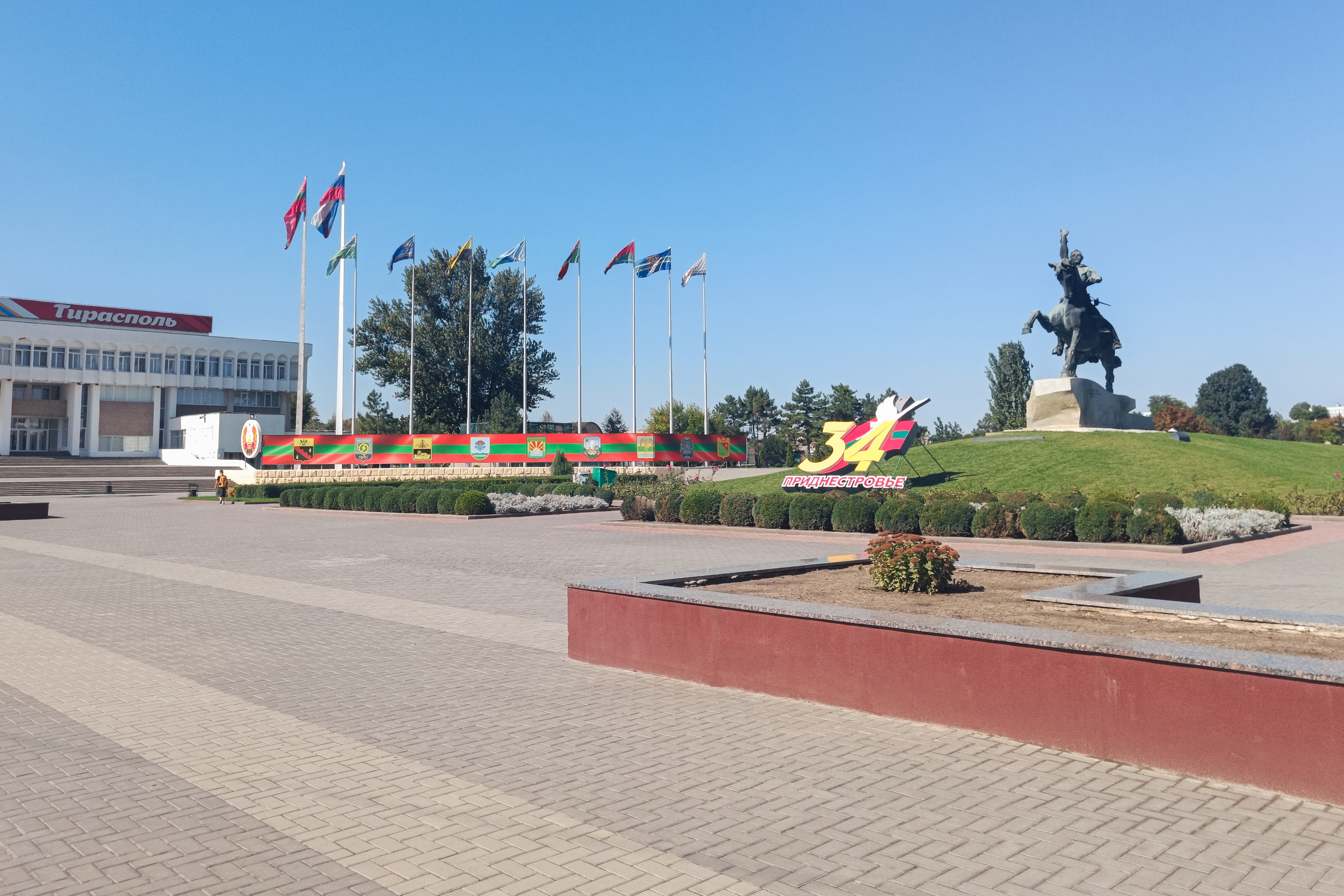 Statue d'un général russe dans une rue vide.