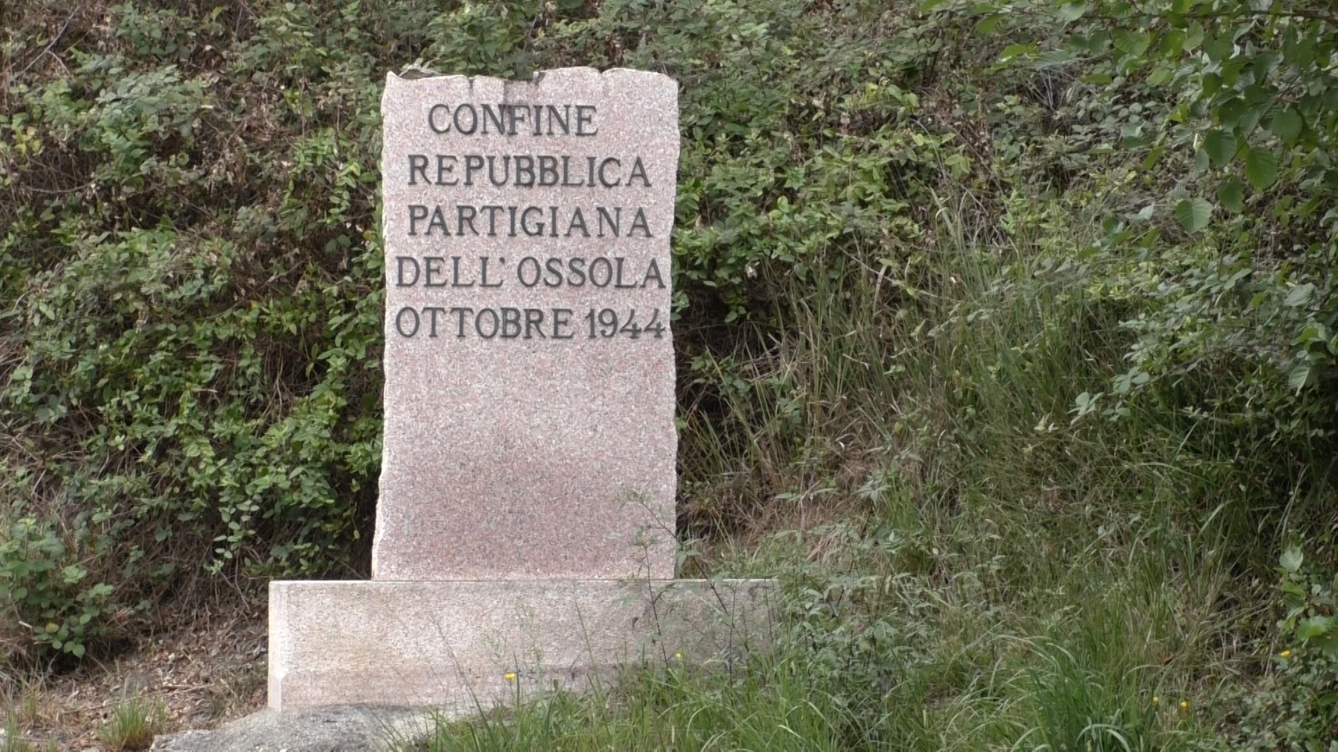 Il cippo che ricorda il confine della Repubblica partigiana dell'Ossola