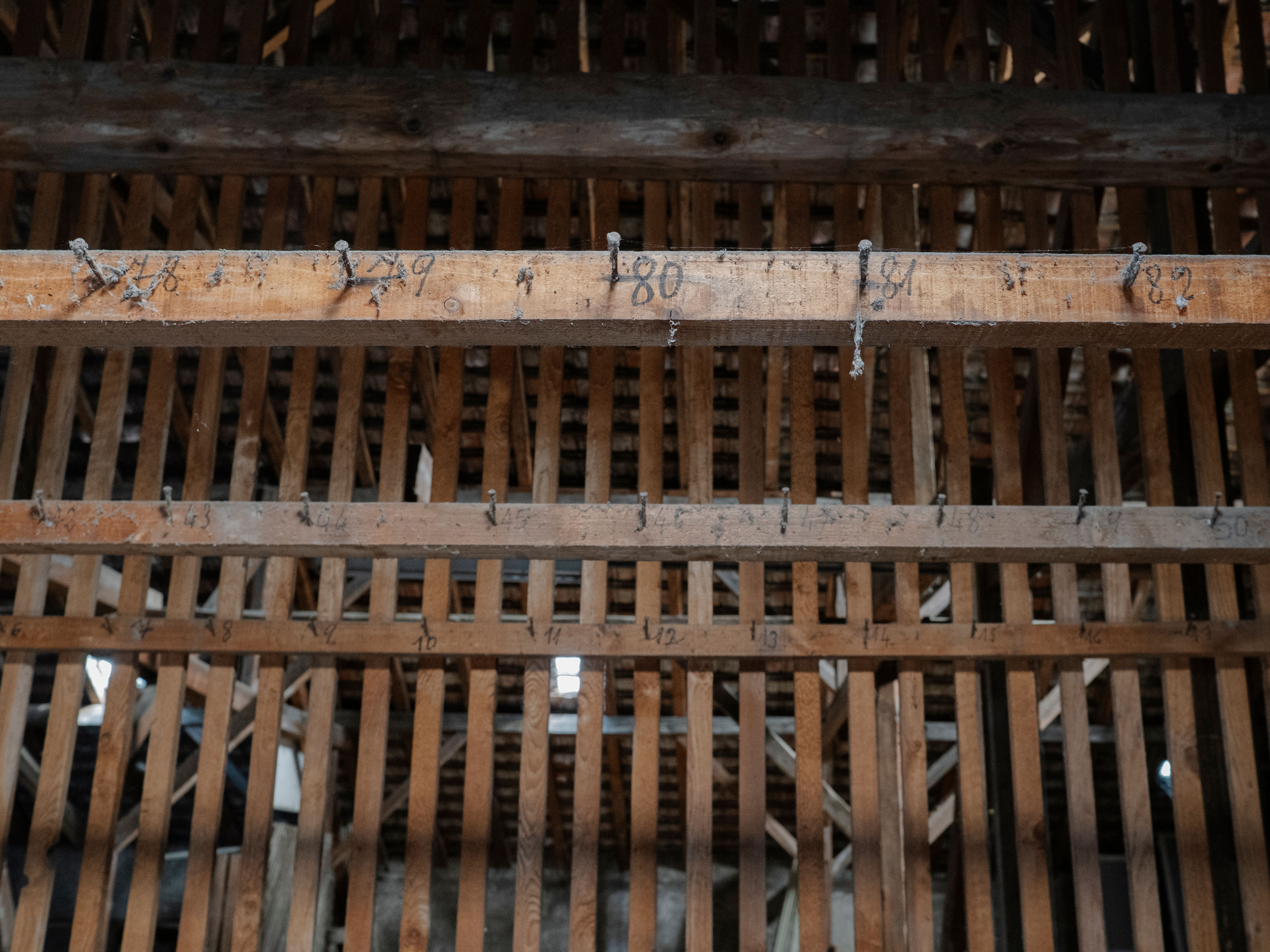 Crochets numérotés contre un mur en bois