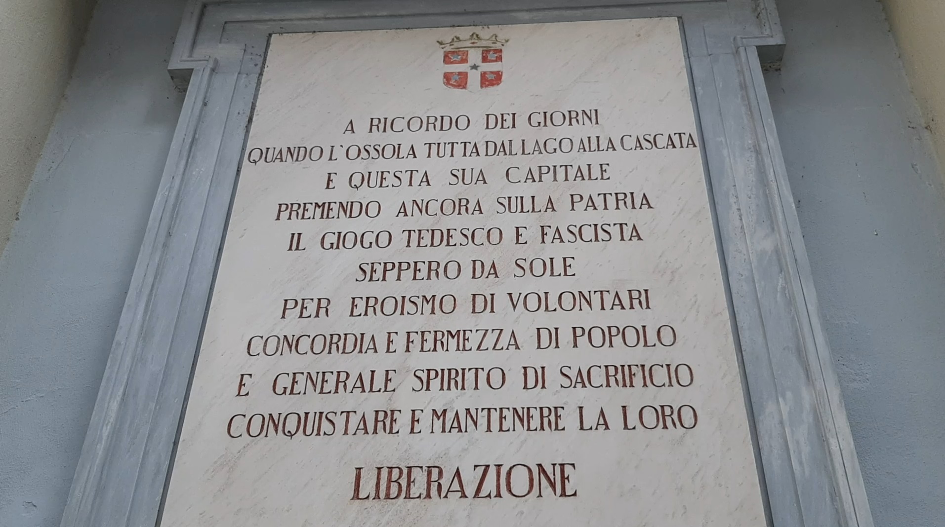 La targa che ricorda la Repubblica dell'Ossola, a Domodossola