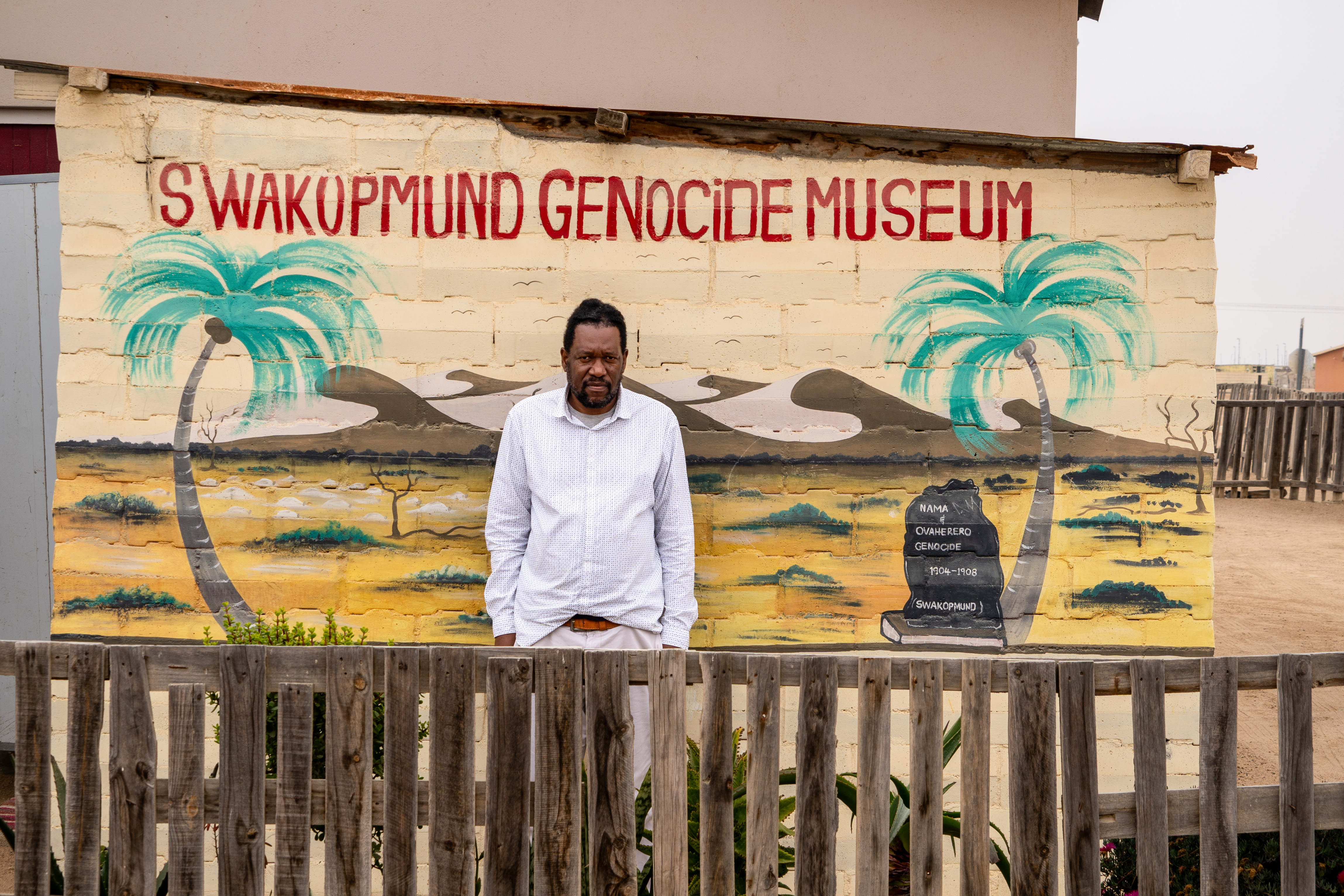 Laidlaw Peringanda si trova davanti al suo museo del genocidio in un quartiere alla periferia di Swakopmund