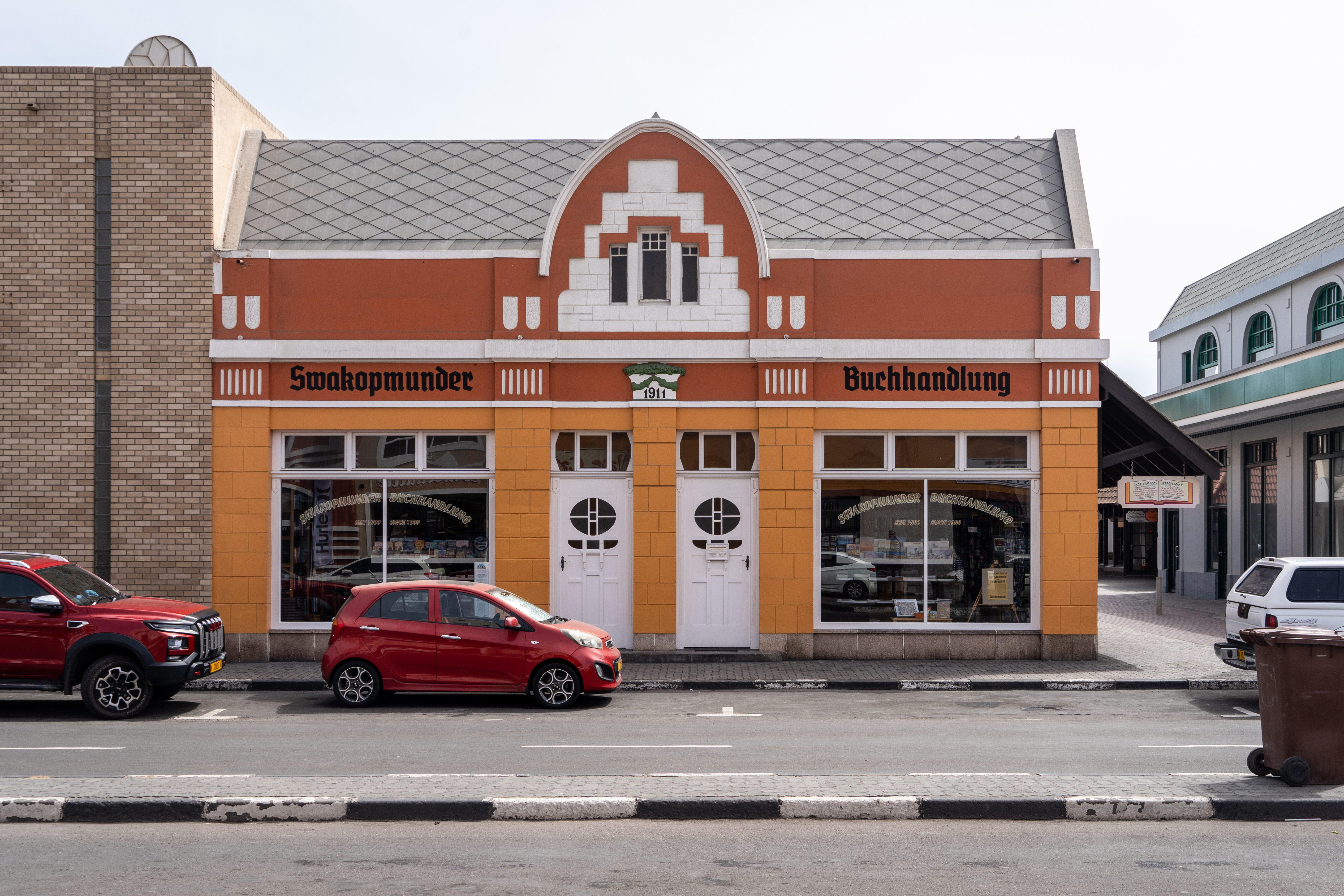 La libreria di Swakopmund. Il paesaggio urbano, modellato sulla patria tedesca, è ancora oggi mantenuto e conservato. Non solo per motivi turistici.