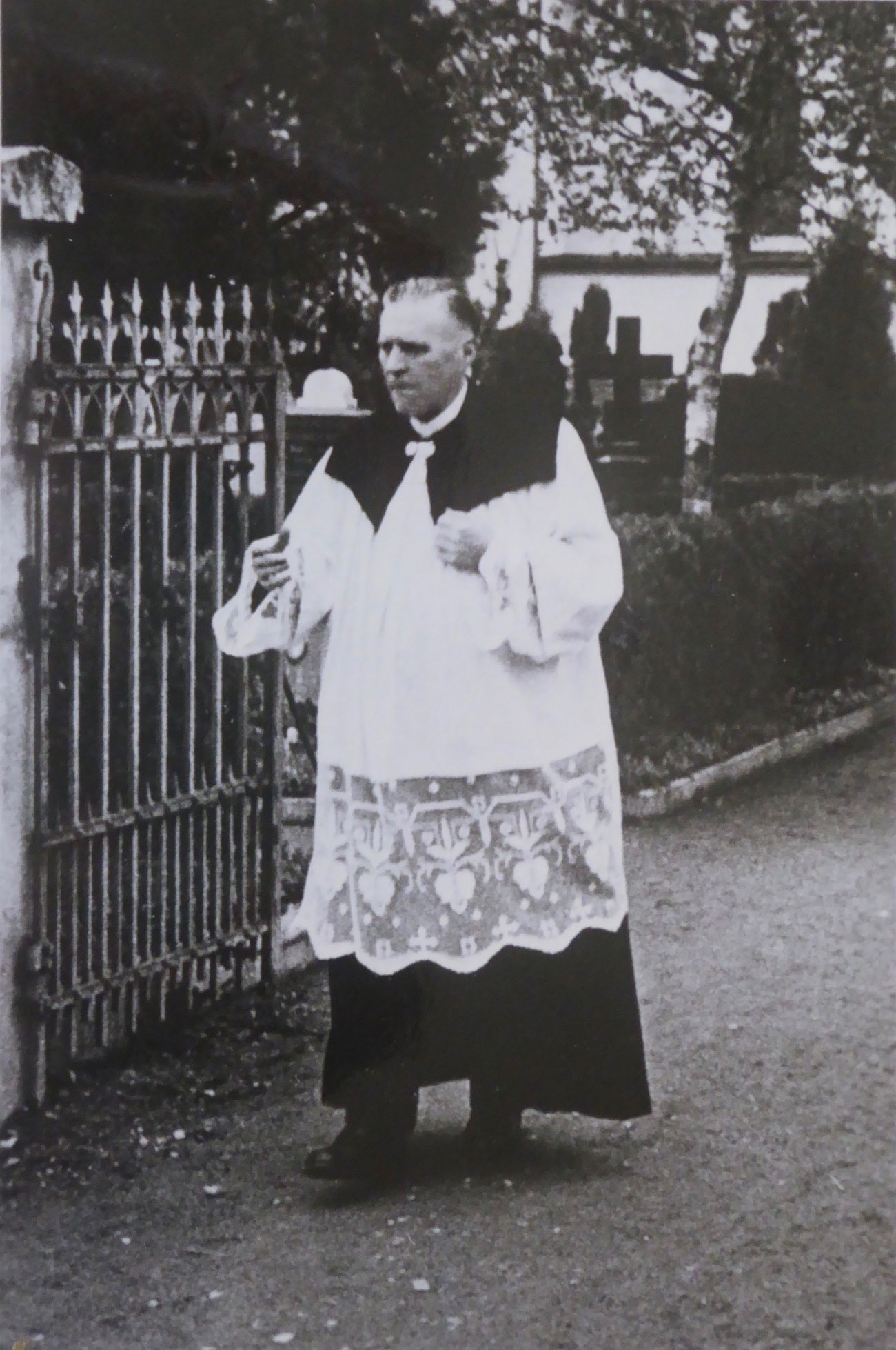 Photo d'un prêtre en grand habit dans une rue