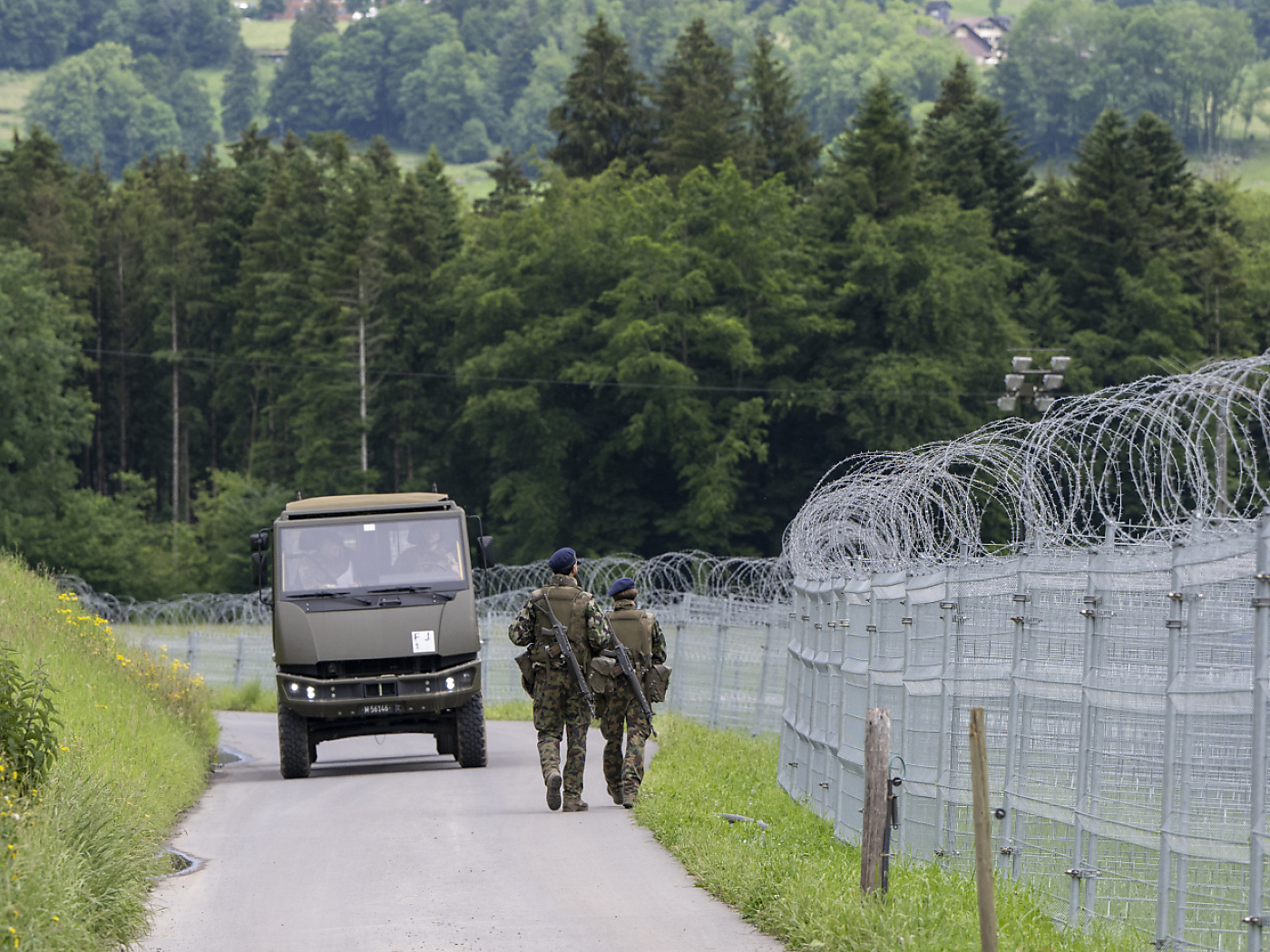 soldati accanto a veicolo militare