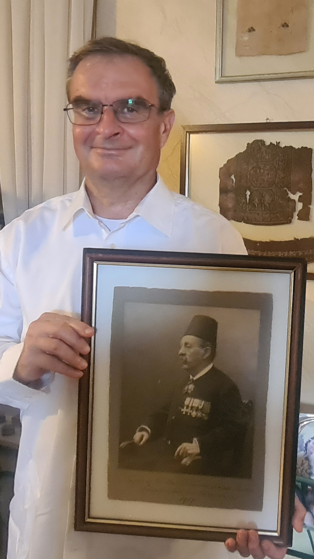 Claudio Mazzucchelli con la fotografia del bisnonno pascià.