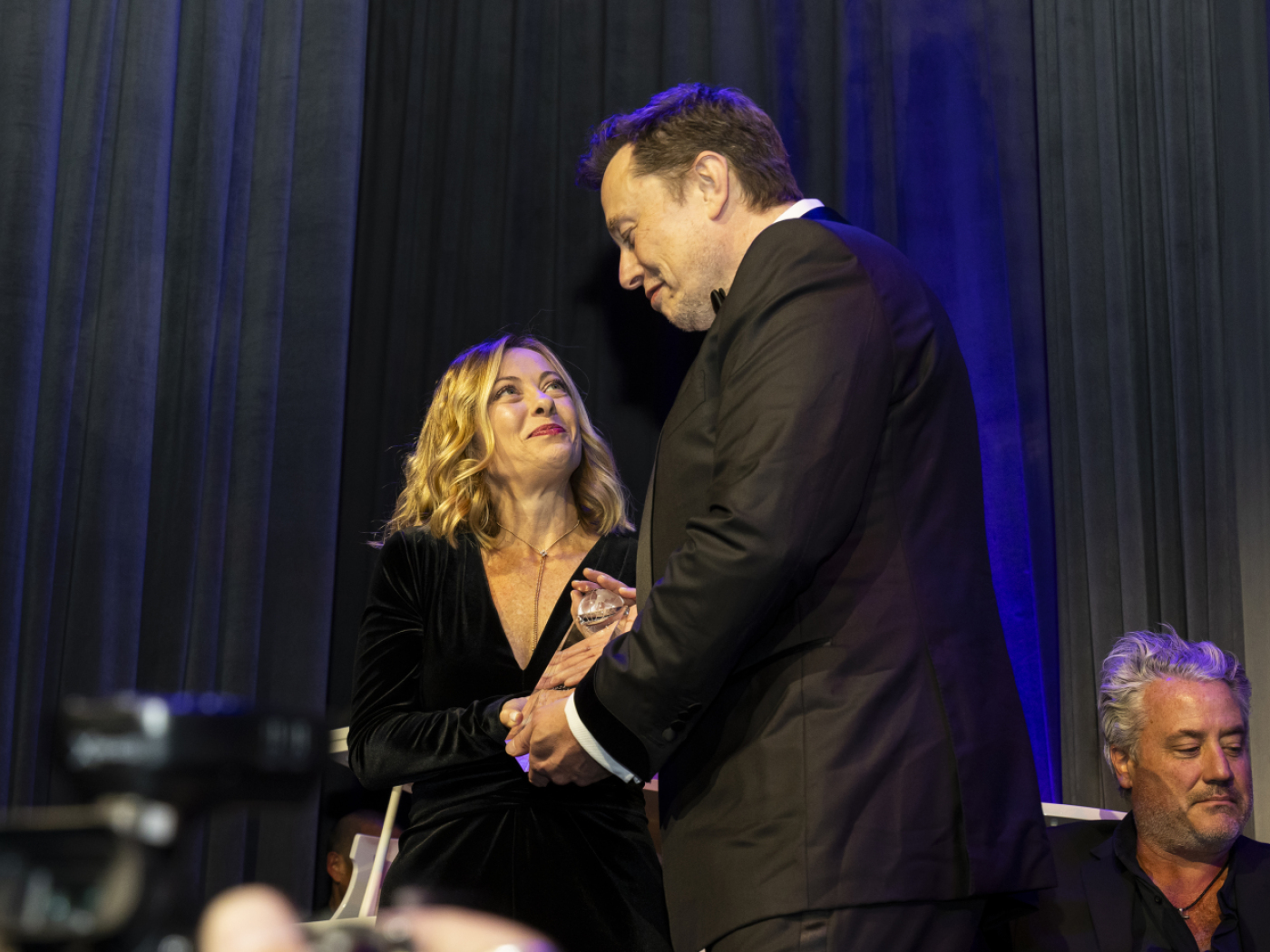 elon musk consegna premio a giorngia meloni