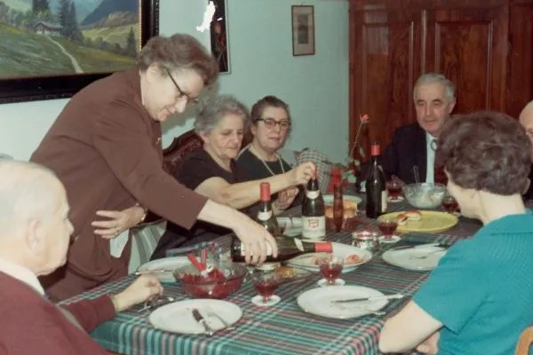 飲酒常代表賓主盡歡。上世紀60年代一個家庭的照片。