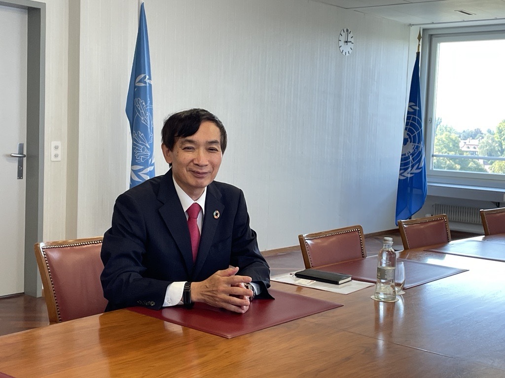 Japonais assis derrière une table