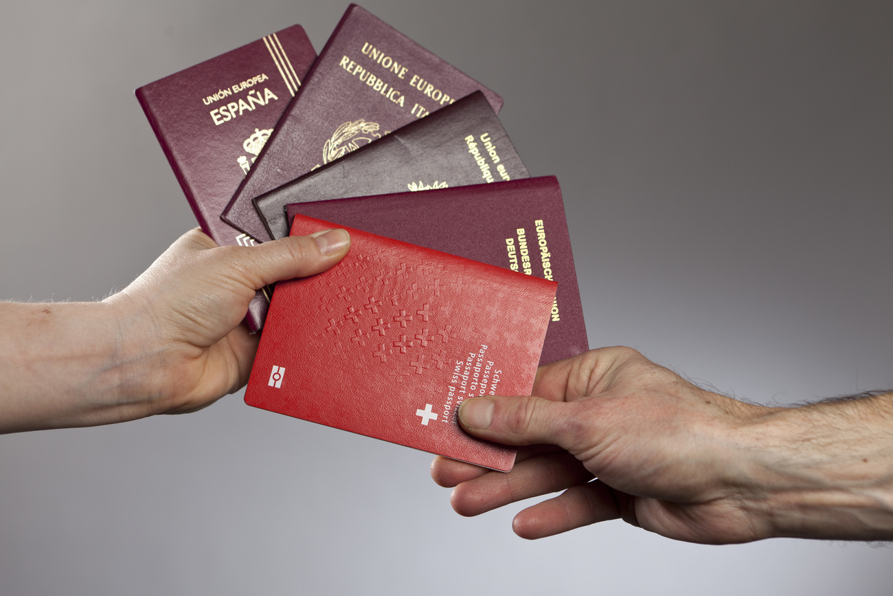 Diversi passaporti europei e uno svizzero.