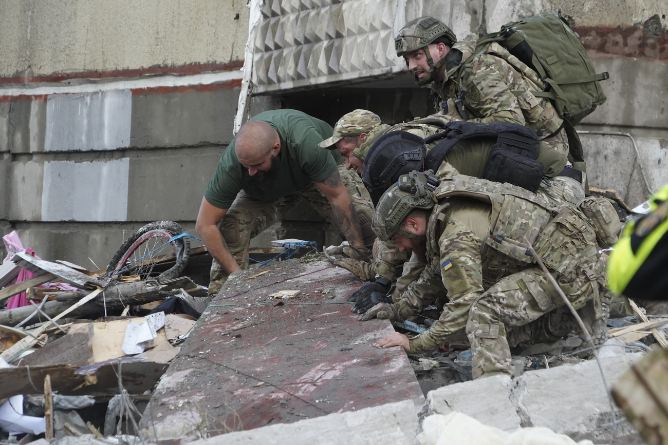 Военнослужащие ВСУ и спасатели пытаются разобрать руины дома, обрушившегося в результате российской бомбардировки, Харьков, Украина, вторник 24 сентября 2024 года.