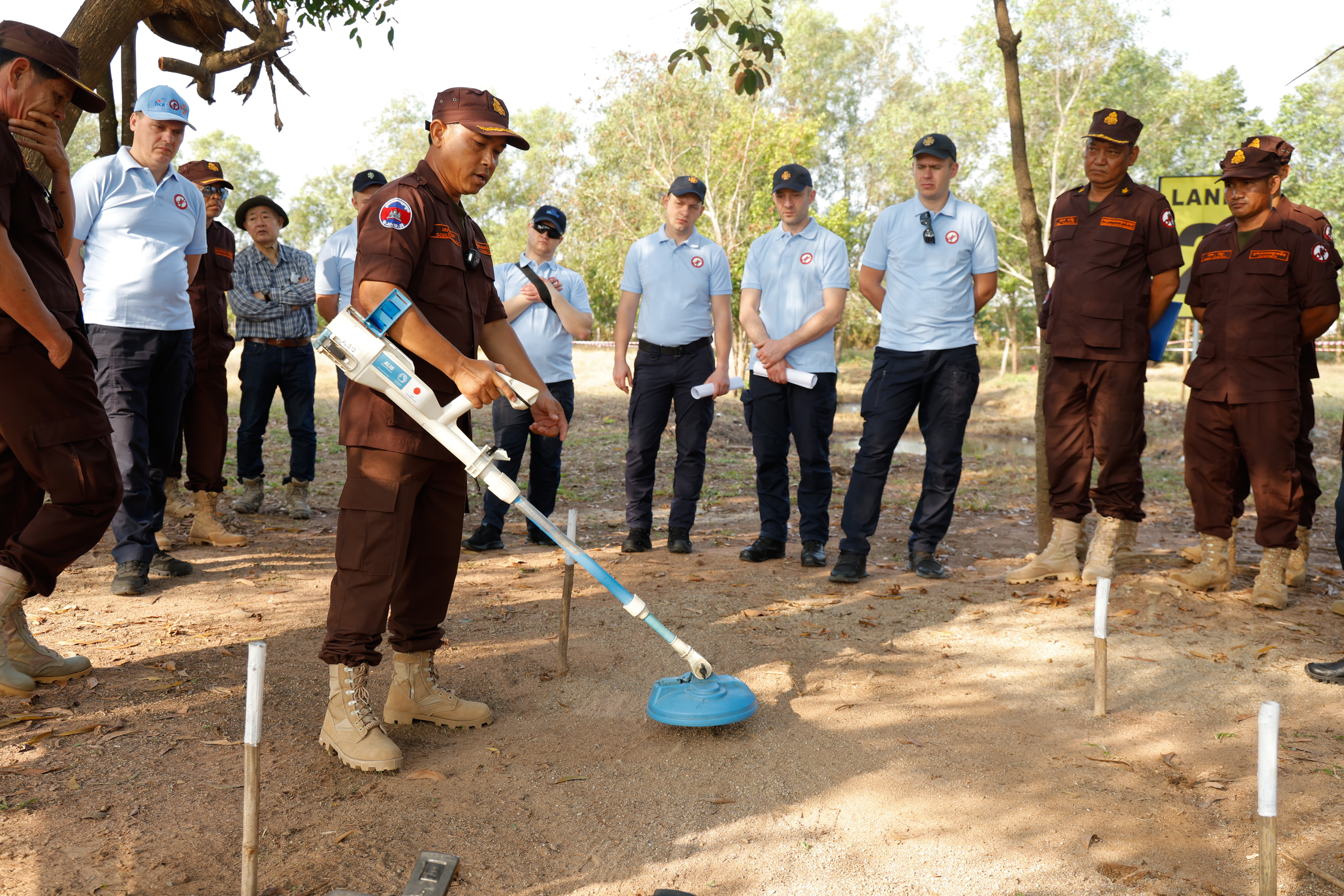 An expert from CMAC's ALIS unit shows how to use the detector at the training.