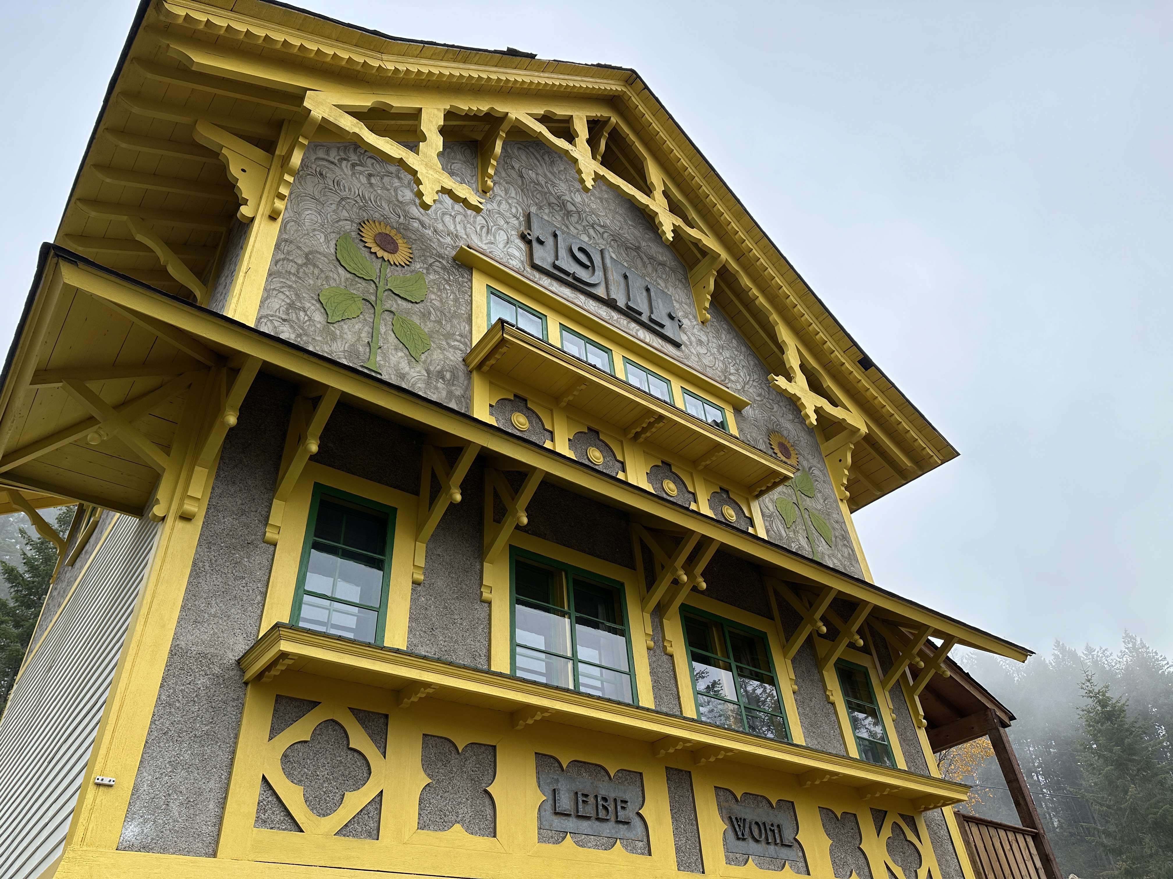 Ein renoviertes Chalet der SChweizer Bergführer in den Rocky Mountains.