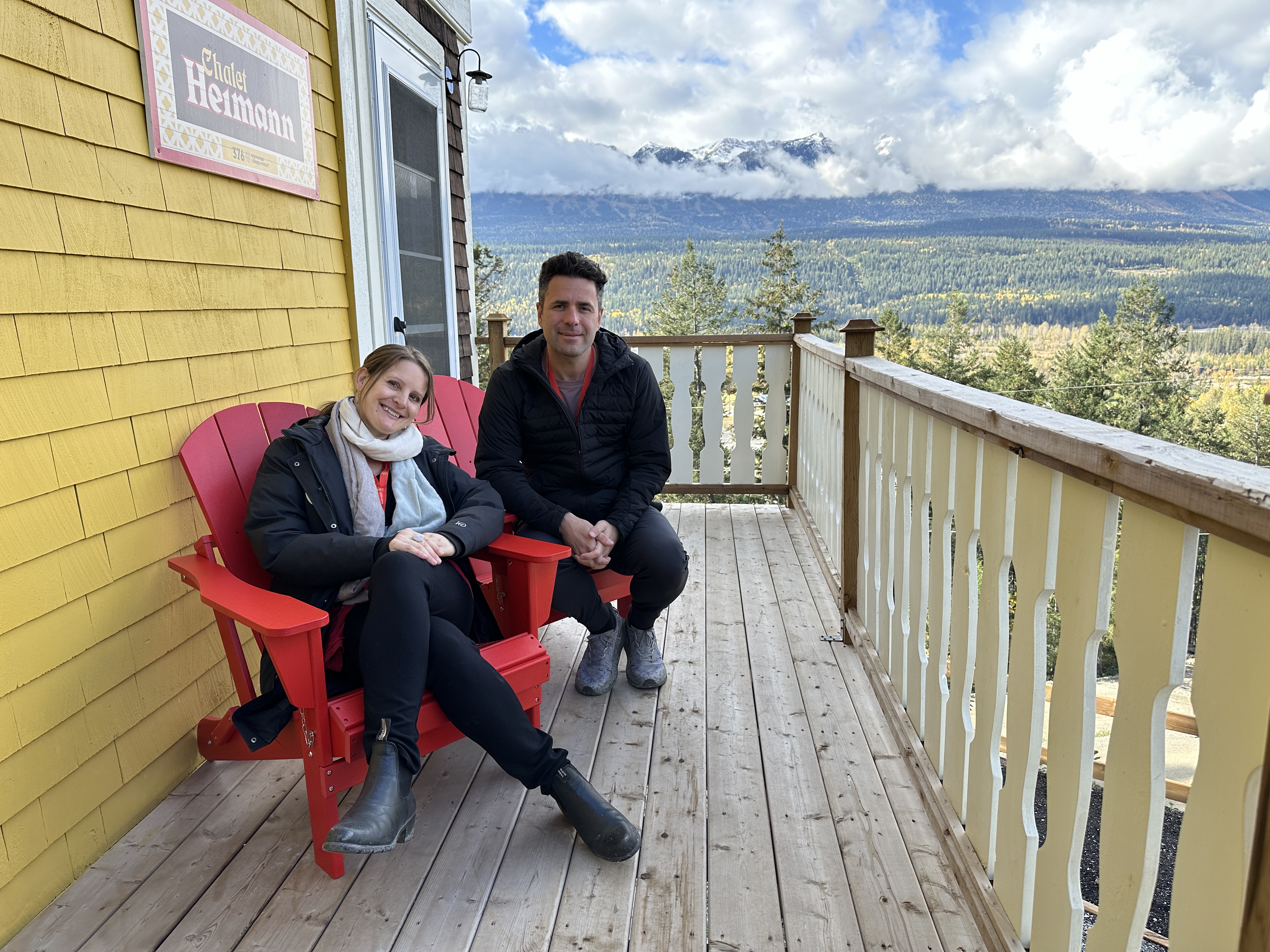 Zwei Auslandschweizer:innen sitzen auf der Veranda eines Chalets der Schweizer Bergführer in den Rocky Mountains.