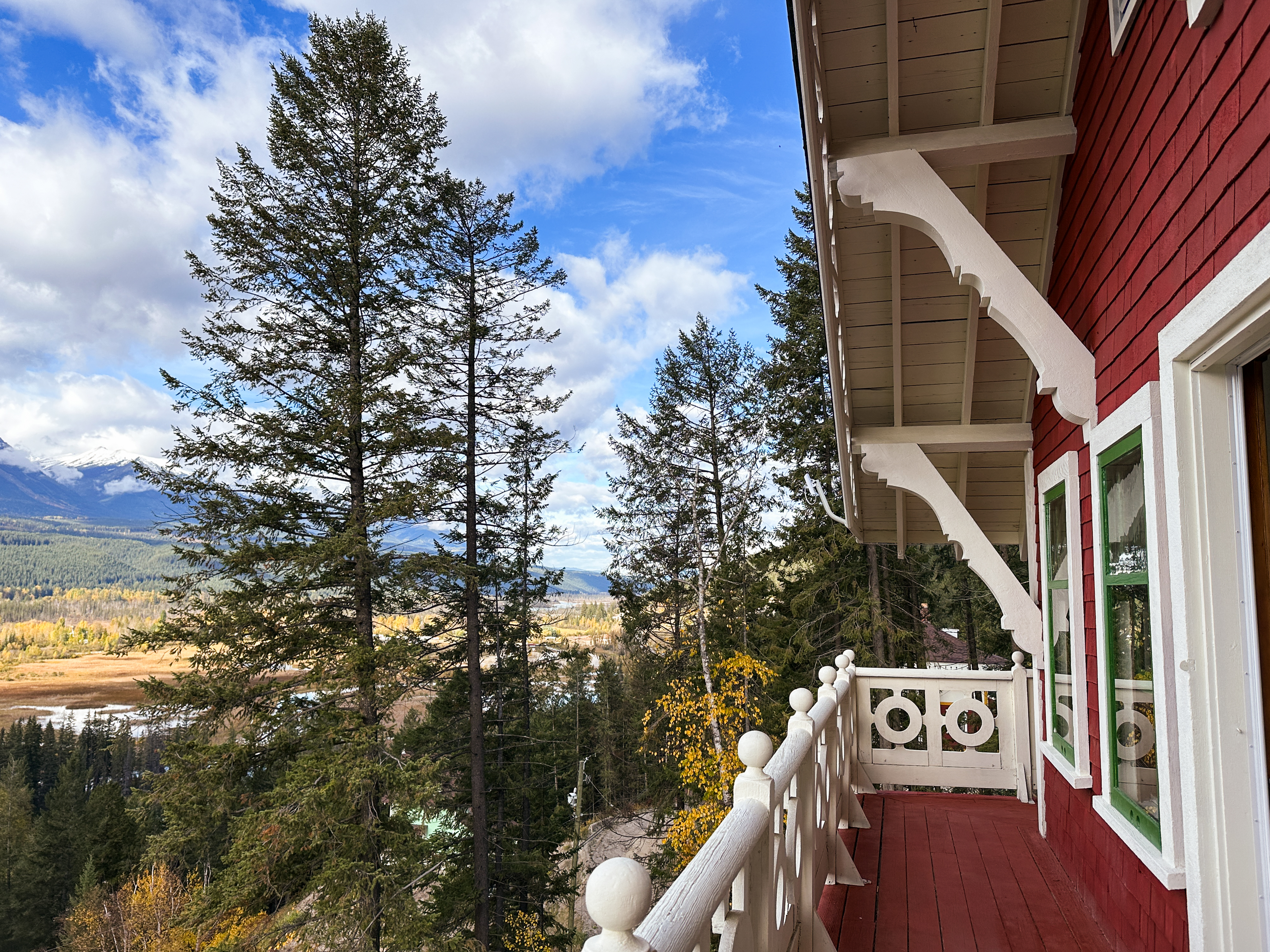 Aussicht vom Balkon eins roten Chalets