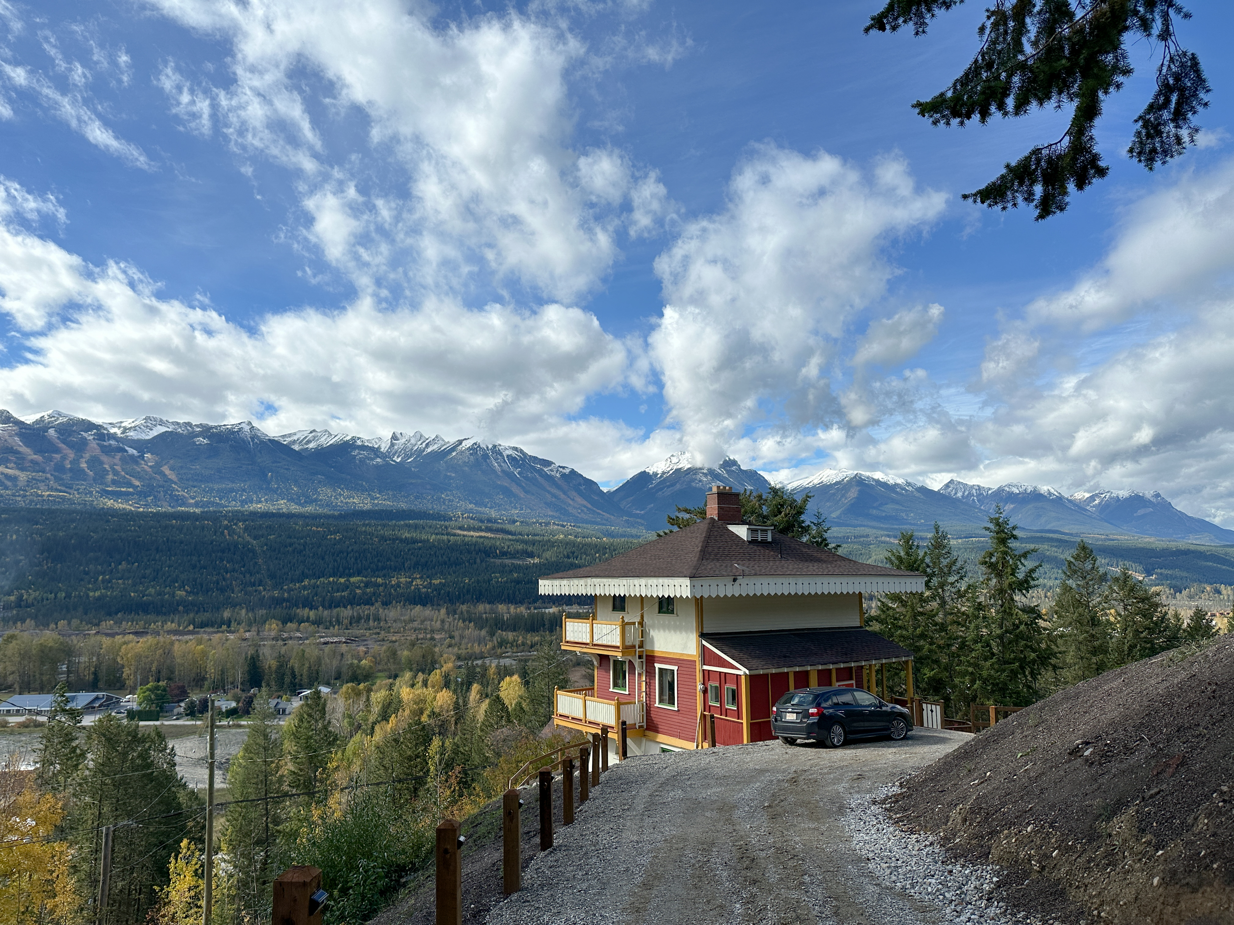 Rotes Chalet im Hintergrund Berge