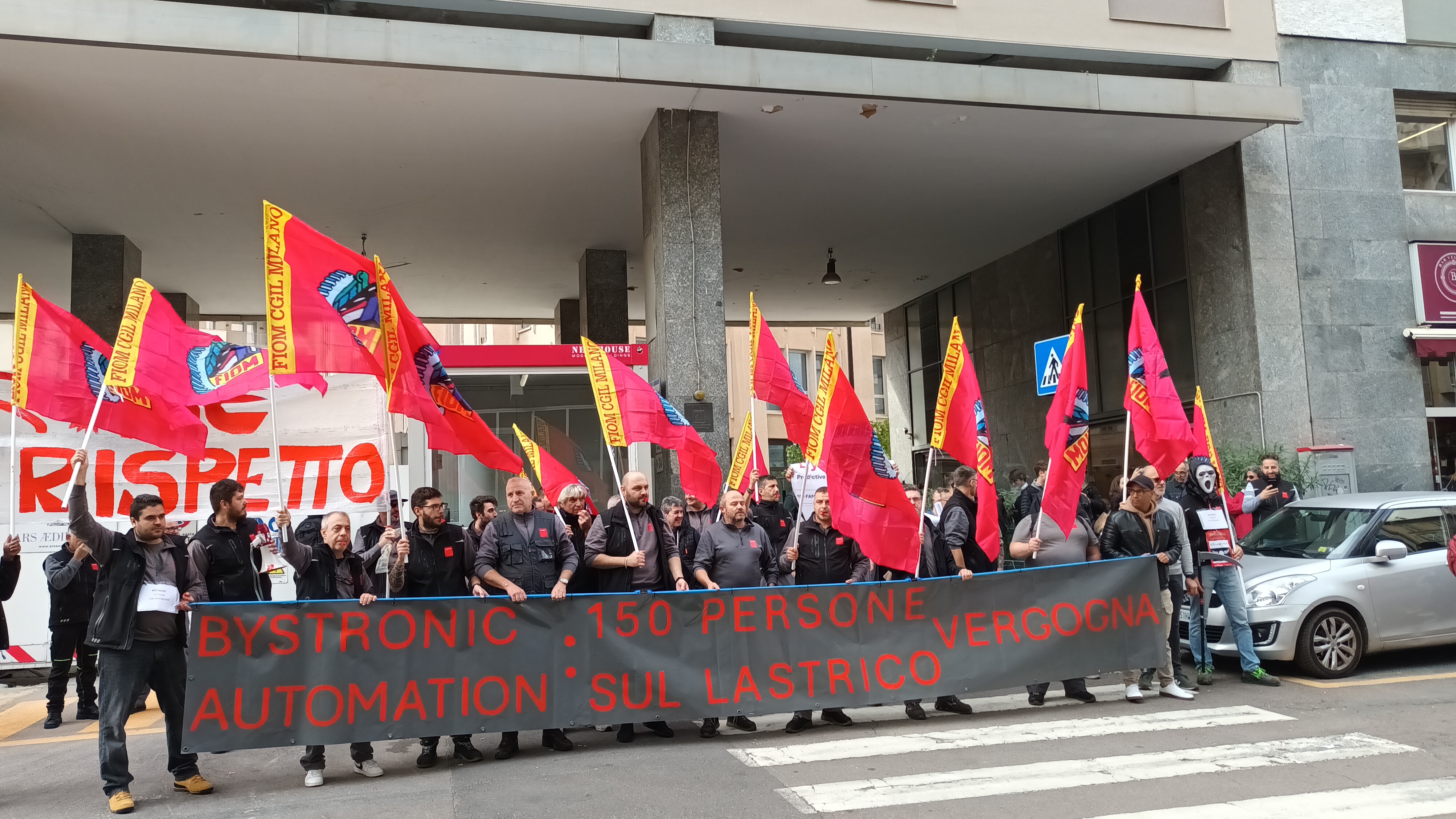 uomini e donne con bandiere e striscioni