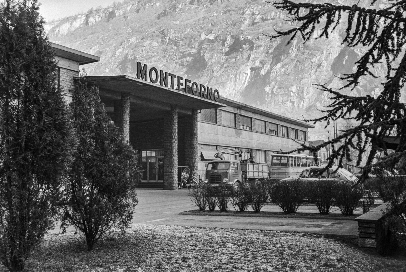 La facciata della fabbrica nel dicembre 1972.