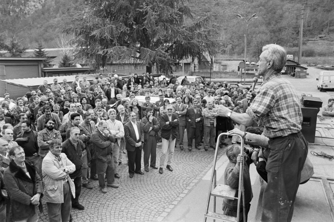 Dipendenti della fabbrica discutono del futuro dell'impianto, fotografati il 9 marzo 1994. (KEYSTONE/Karl Mathis)