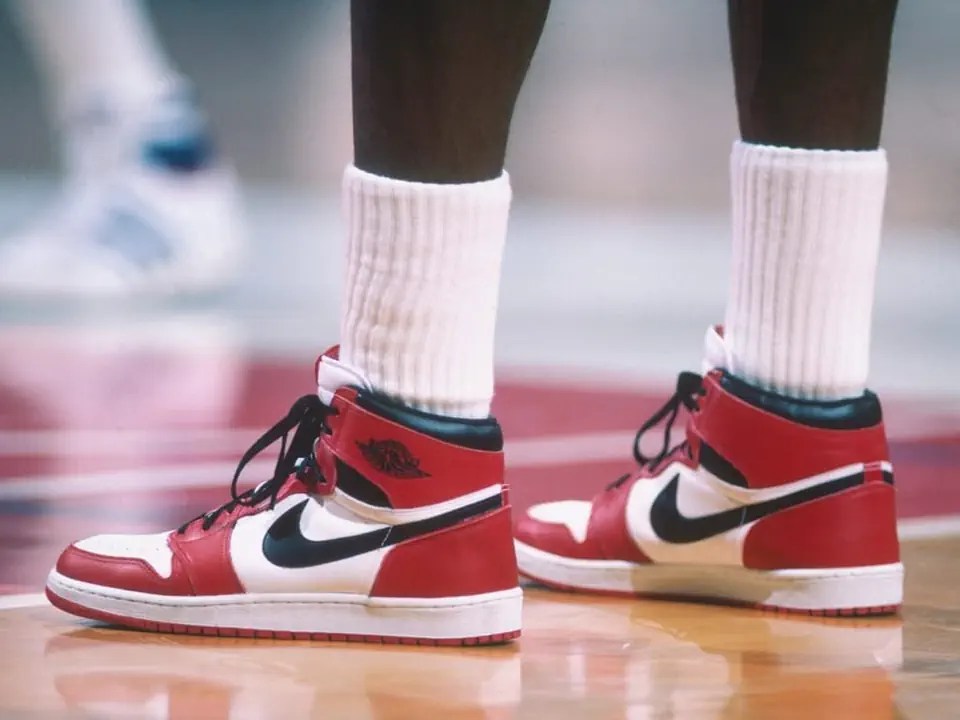 Schuh gegen Vorschrift: Die Strafen der NBA waren für Nike ein Segen. Die Firma baute eine ganze Werbekampagne um den Air Jordan auf, was den Hype um den Schuh anheizte.