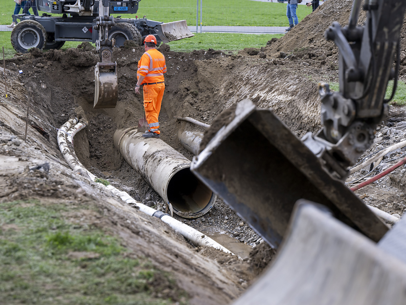 Residents of several Geneva communes were told not to drink tap water after a main burst.