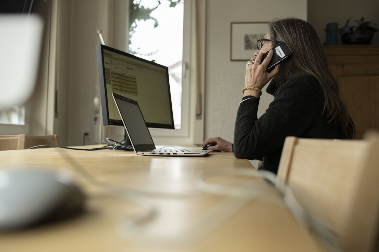 donna al telefono in homeoffice