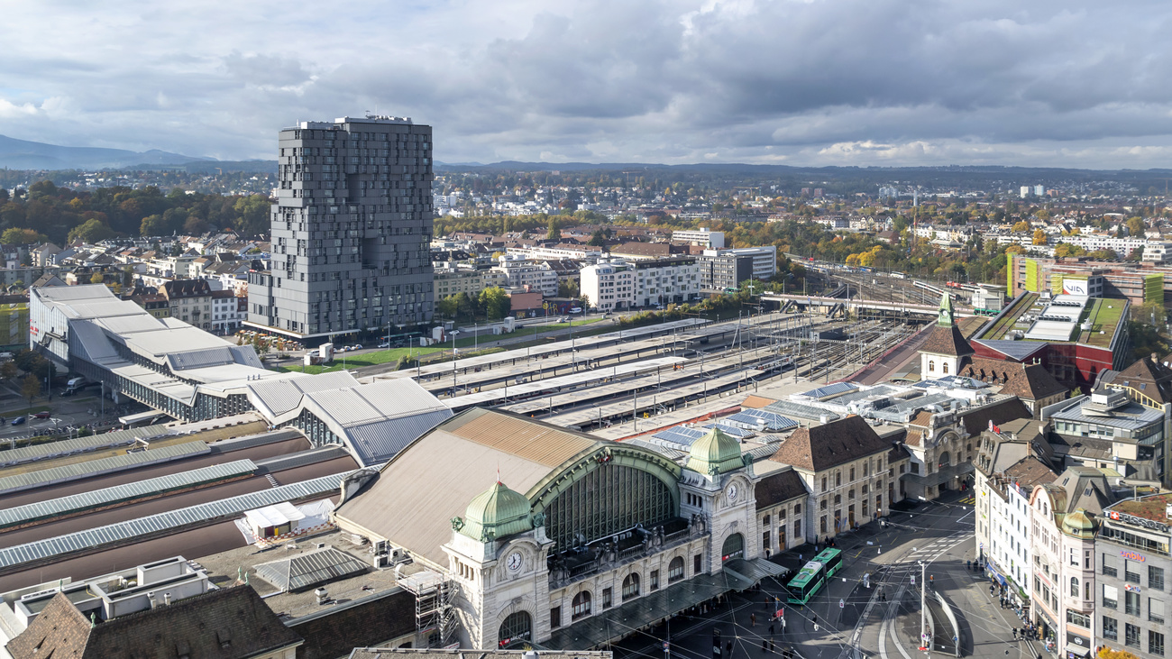 Der Bahnhof Basel SBB mit der Bahnhof-Passerelle und dem Meret Oppenheim Hochhaus (MOH) in Basel.