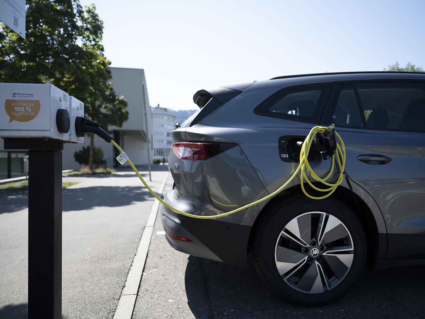 auto elettrica in carica