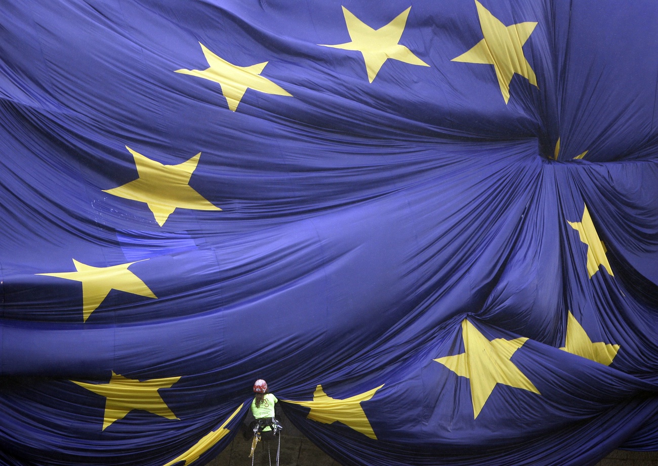 Bandera gigante de la Unión Europea en Barcelona.