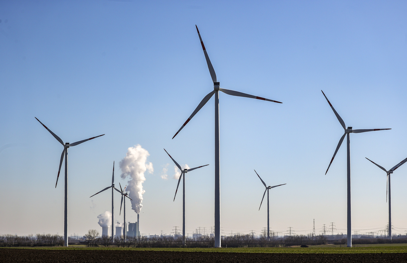 Windräder und dahinter ein Atomkraftwerk