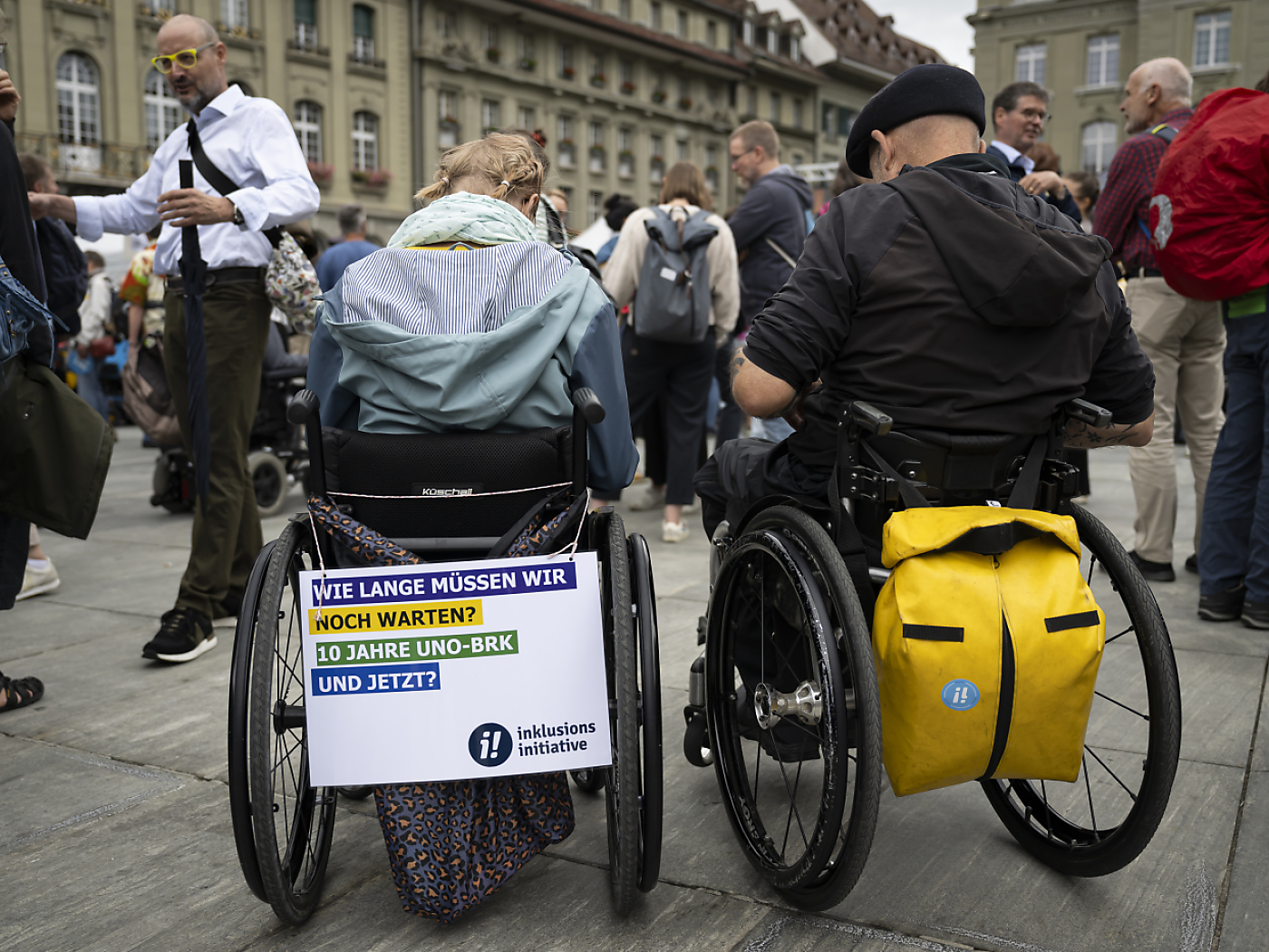 persone disabili davanti al palazzo federale