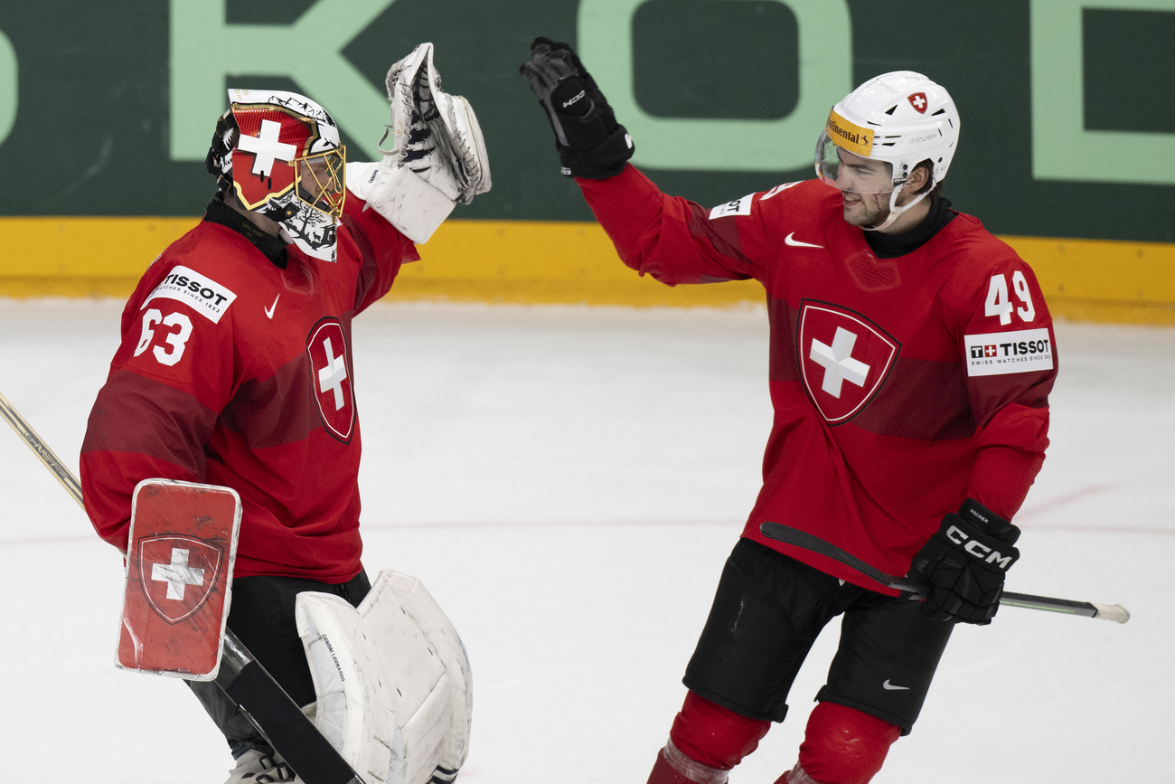 Nico Hischier e Leonardo Genoni con la maglia della nazionale svizzera di hockey su ghiaccio.