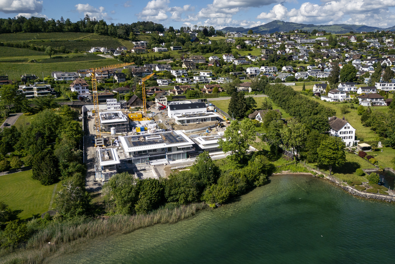 View of the construction site of the approximately 16,000 square metre property, centre, of former tennis player Roger Federer with the construction team for a boathouse, bottom right, in Kempraten, Rapperswil-Jona.