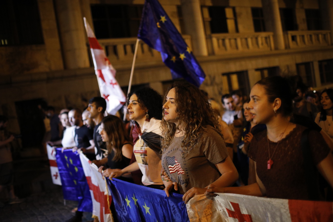 Demonstrantinnen mit georgischen und EU-Flaggen