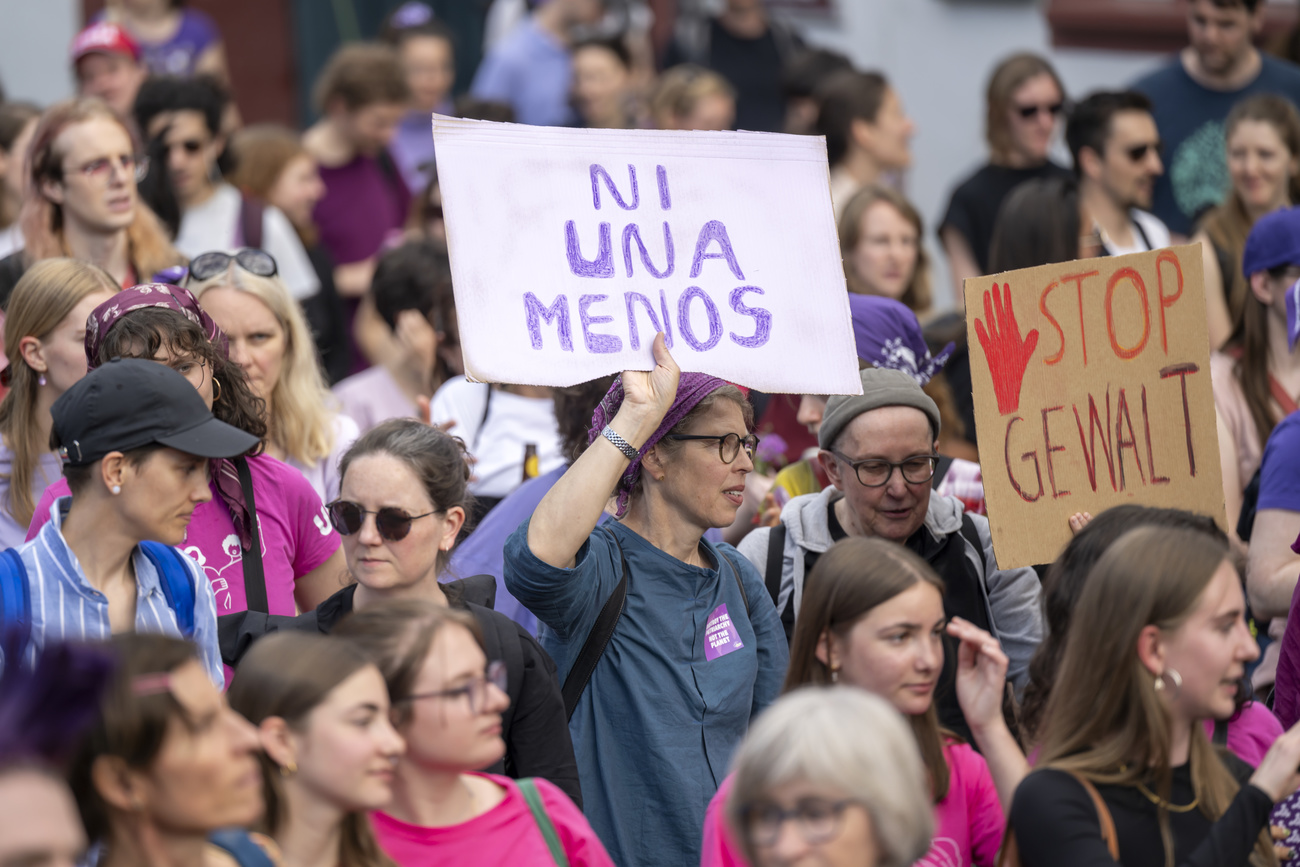 Feminista con cartel "ni una menos"