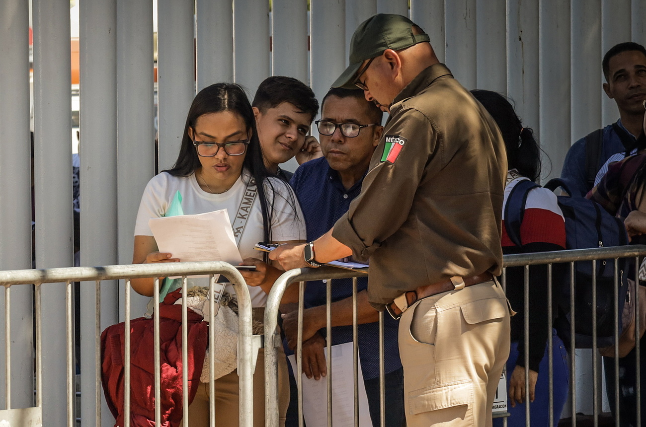 Personal de inmigración mexicano revisa los documentos de migrantes en la ciudad de Tijuana, México, el 25 de septiembre de 2024 (emitido el 27 de septiembre de 2024). La organización binacional Al Otro Lado ha denunciado que agentes de Aduanas y Protección Fronteriza de EE.UU. están rechazando a migrantes en la frontera con Tijuana, México, incluso cuando ya tienen sus citas de asilo programadas a través de la aplicación 'CBP One'.