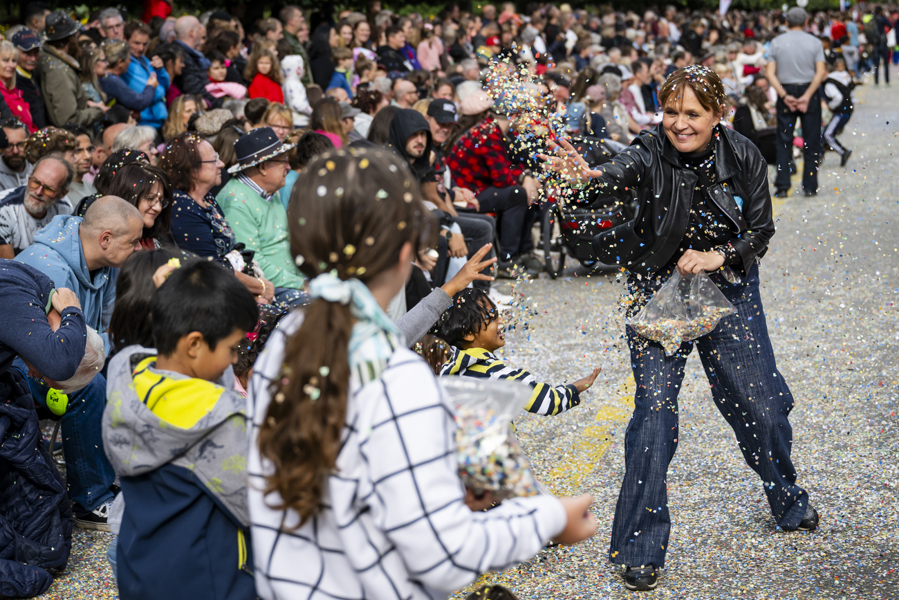 Violaine Bletry-de Montmollin, Mayor of Neuchâtel, throws confetti with children