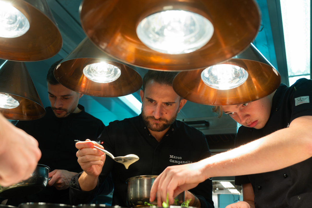 Marco Campanella lavora nella cucina dell'Hotel Eden Roc di Ascona lunedì 30 settembre. Lo chef ticinese del ristorante dell'hotel "La Brezza" è stato eletto chef dell'anno 2025 dalla guida gastronomica Gault-Millau.