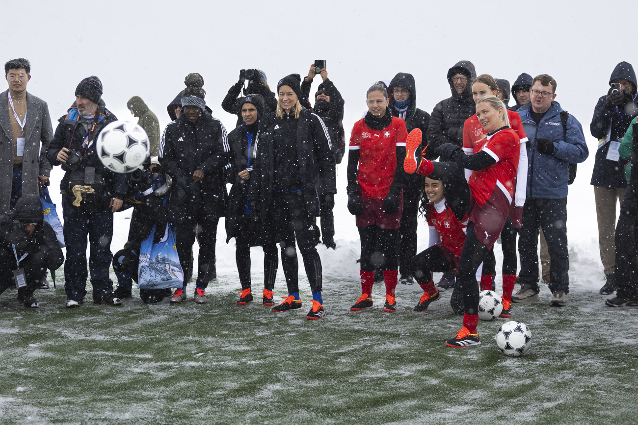 gruppo di persone in un campo innevato