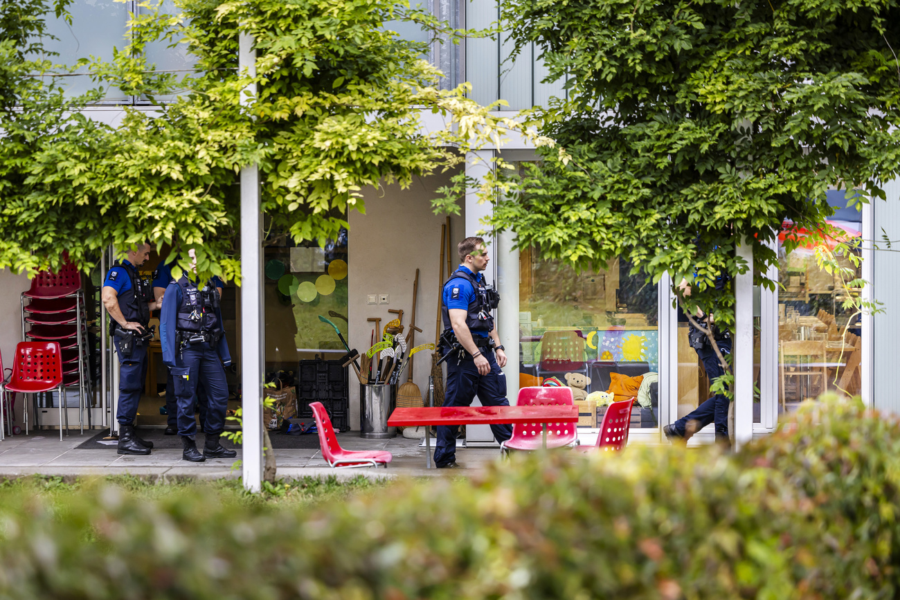 Polizisten auf einer Strasse