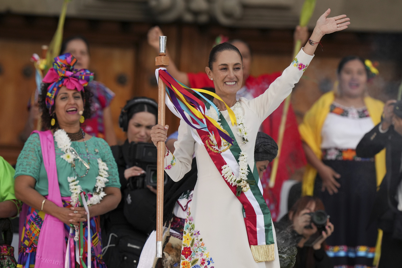 La presidenta Claudia Sheinbaum saluda a sus seguidores en el Zócalo, la plaza principal de la Ciudad de México, durante un mitin el día de su investidura, el martes 1 de octubre de 2024.