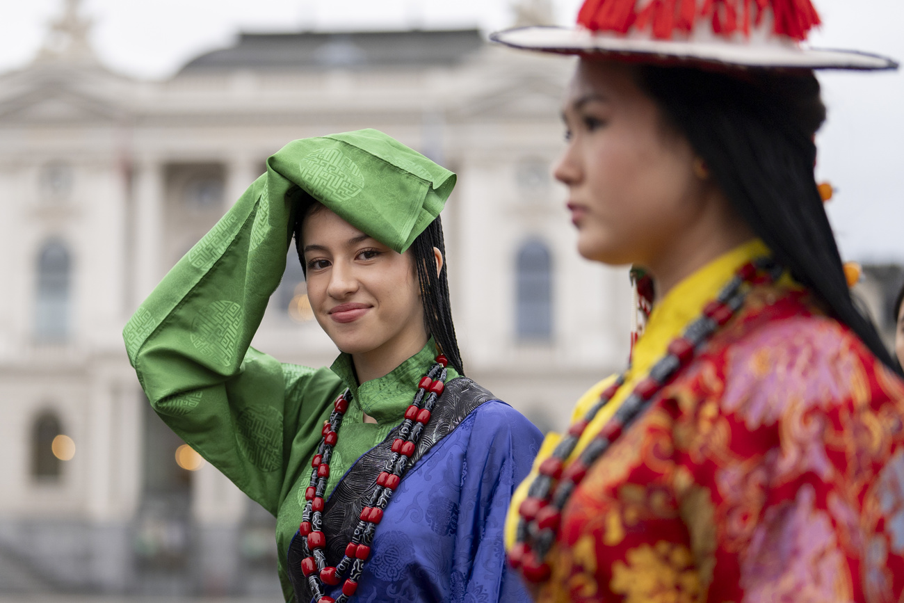 Zwei Frauen in traditioneller tibetischer Tracht