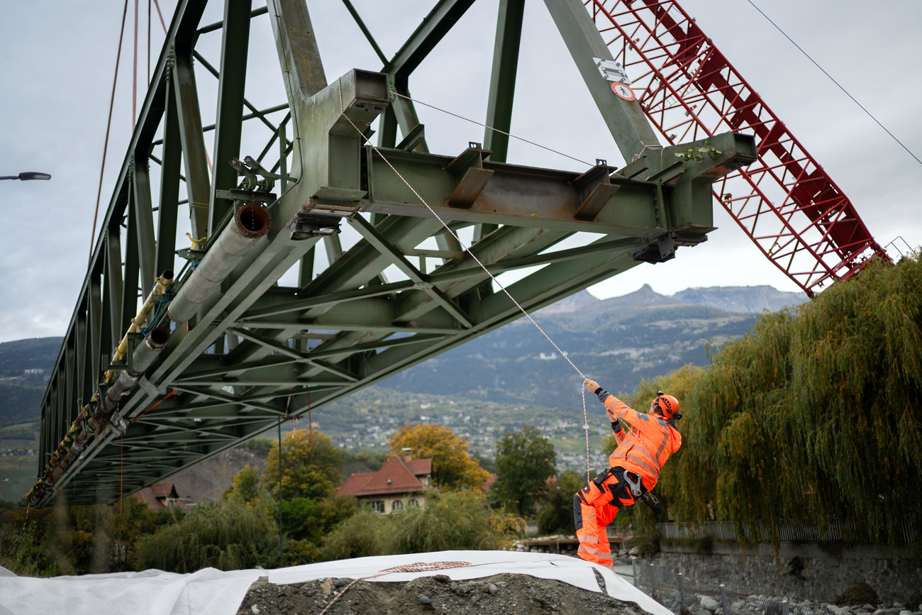 Eine Eisenbahnbrücke wird angehoben