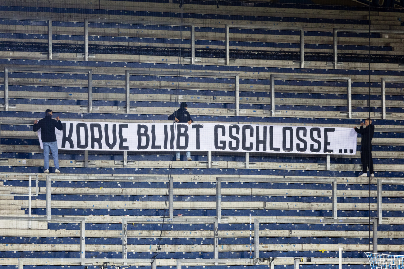 striscione che recita "La curva rimane chiusa".