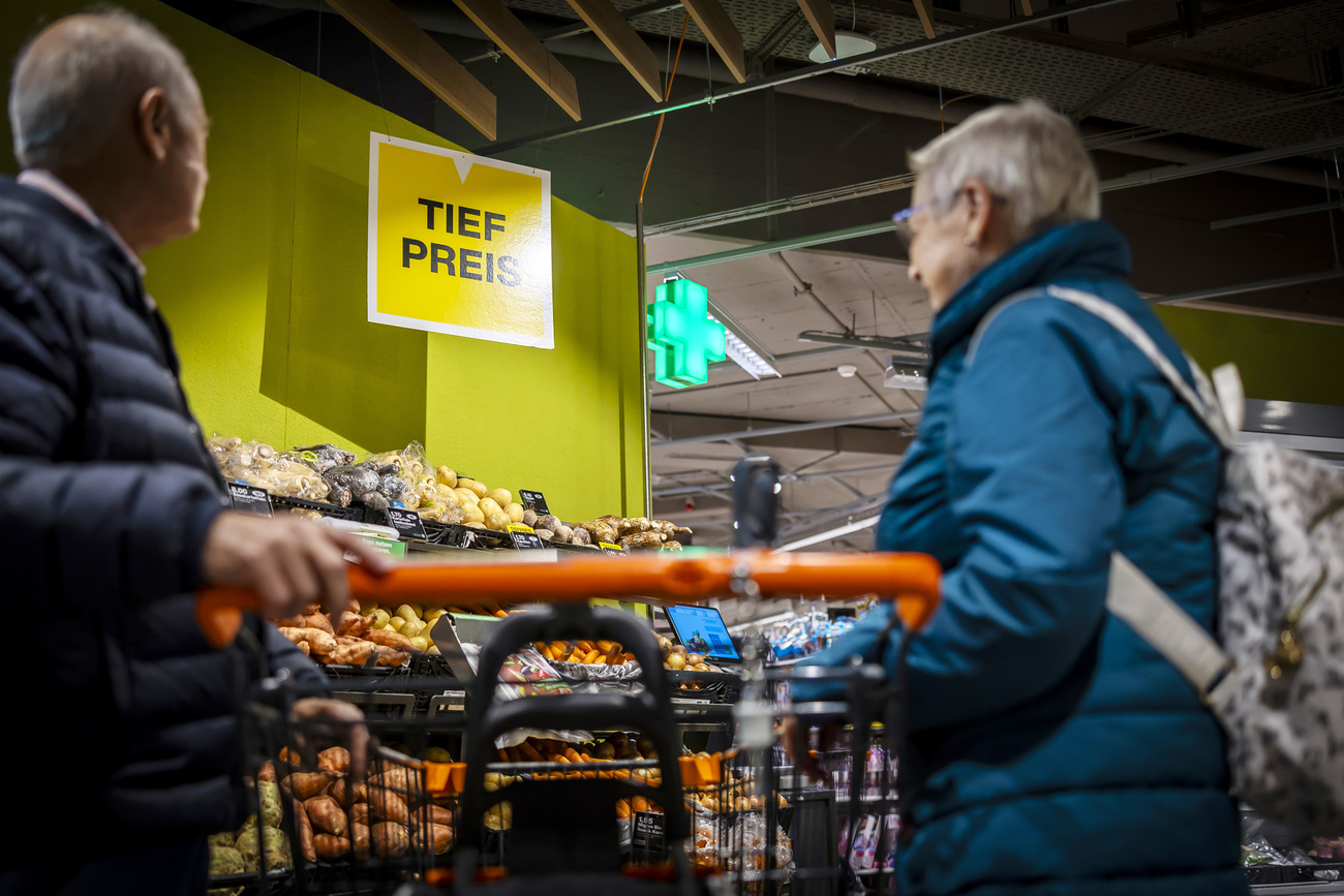 persone in supermercato