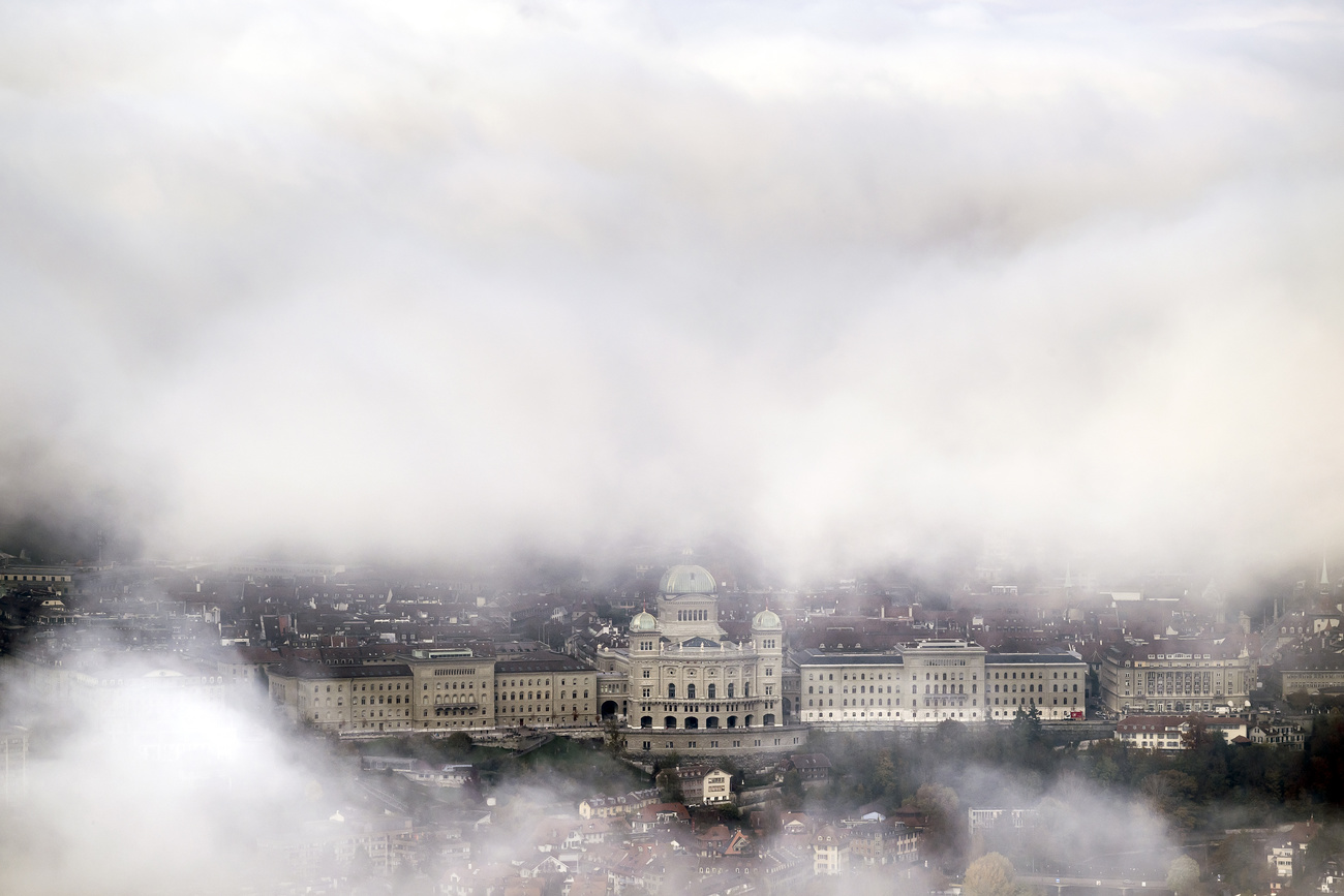 Palais fédéral de Berne dans le brouillard.