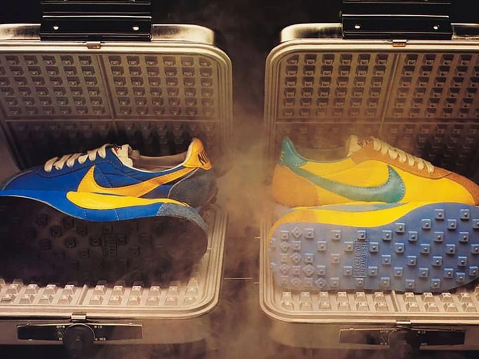 Les baskets à semelle gaufrée se sont vendues comme des petits pains. On les voit ici sur une affiche publicitaire Nike de 1978.